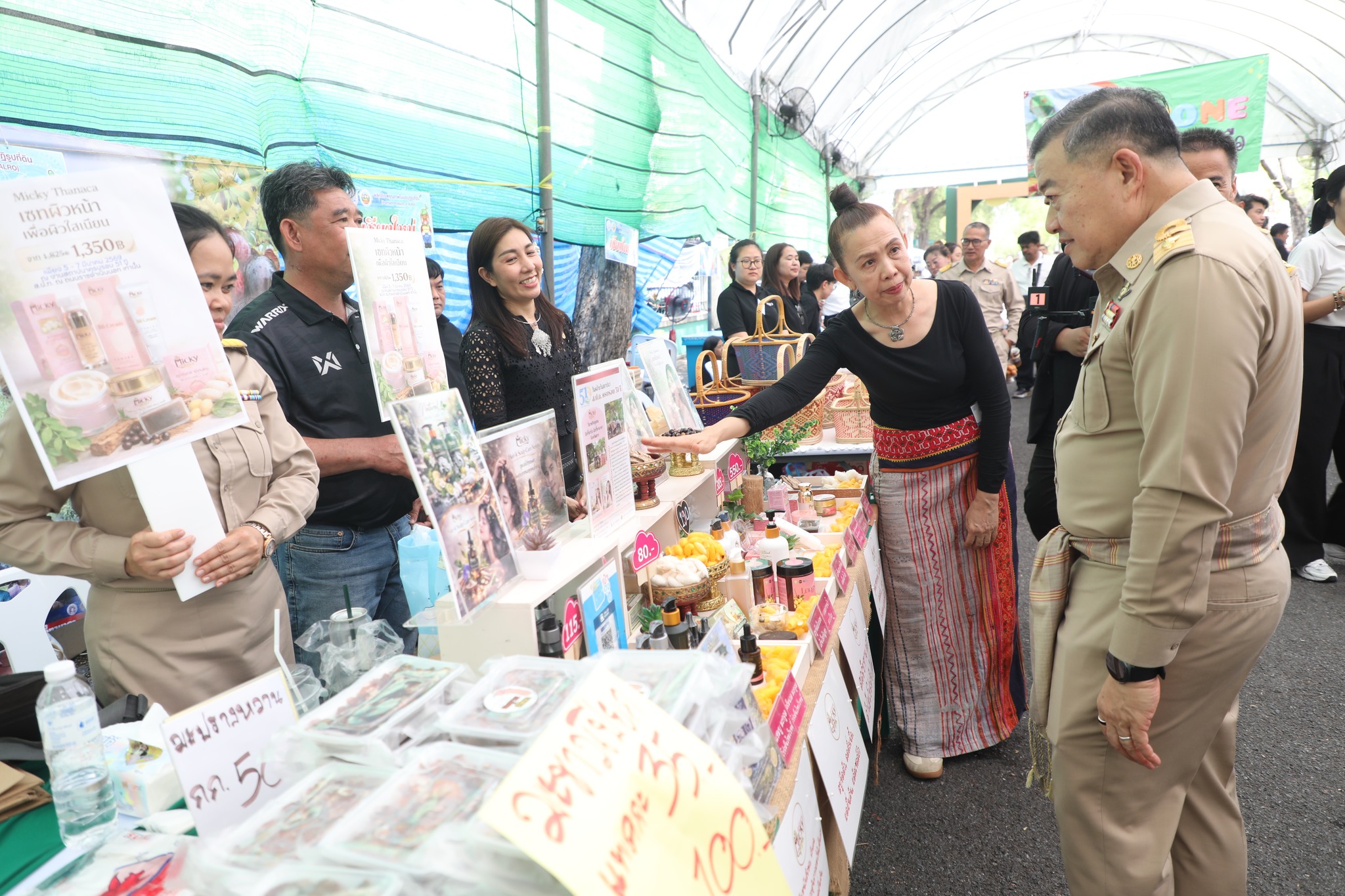 title - ปลัดกระทรวงเกษตรฯ และผู้บริหาร ส.ป.ก. เยี่ยมชมร้านค้า ในงานวันคล้ายวันสถาปนา ส.ป.ก. ครบรอบ 51 ปี